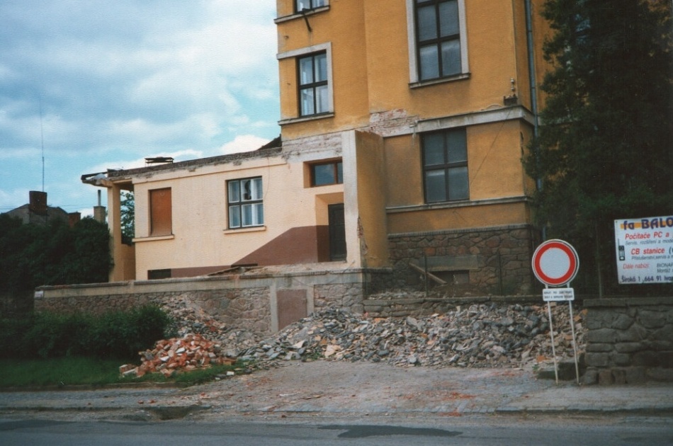 Rekonstrukce školy ZŠ TGM Ivančice v roce 1996