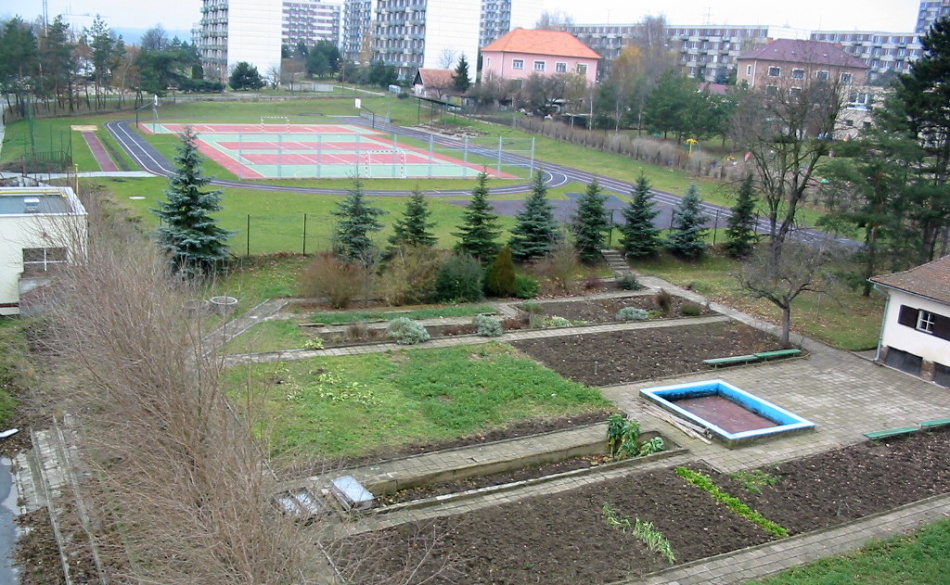 Pozemek školy a hřiště ZŠ TGM Ivančice v roce 2001