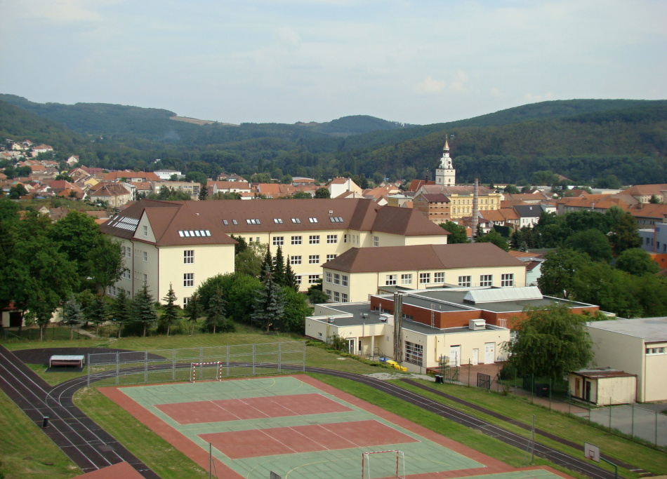 Budova školy a hřiště ZŠ TGM Ivančice v roce 2008