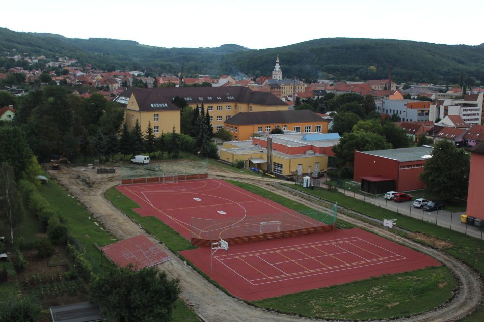 Pokračování v rekonstrukci hřiště u gymnázia - ZŠ TGM Ivančice